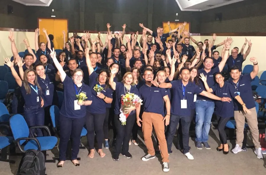 Participantes celebrando o encerramento do treinamento