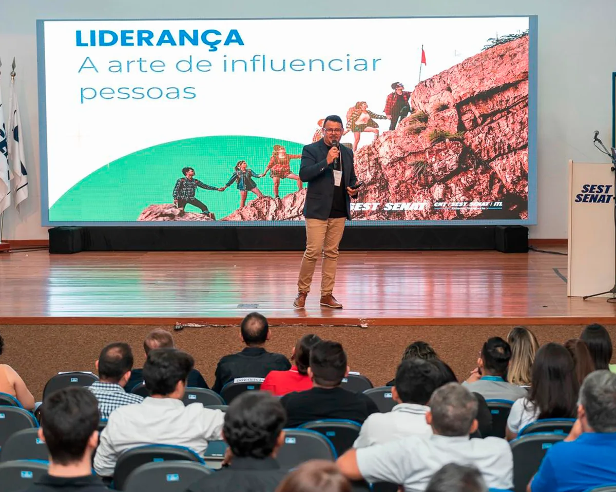 Mariano de Deus conduzindo um encontro diante do público