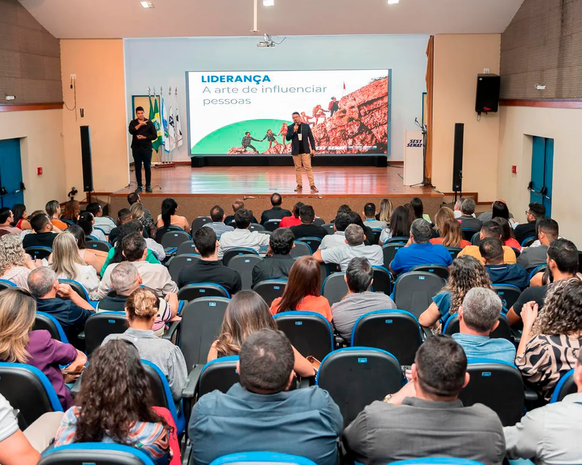 Mariano de Deus em treinamento de liderança com um grupo de gestores
