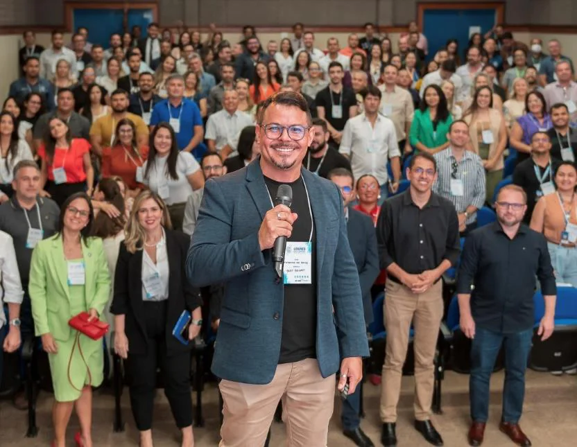 Mariano de Deus ao microfone durante um evento