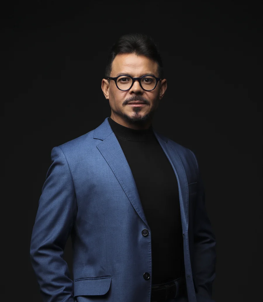 Retrato de Mariano de Deus, que conduz pessoalmente todo o processo